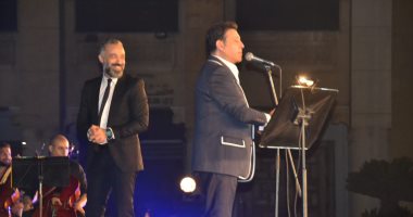 الجمهور يداعب هاني شاكر فى أول حفلاته بعد شفائه.. بنحبك والبدلة حلوة "صور"