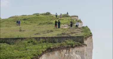 سياح يخاطرون بحياتهم لالتقاط صورة سيلفى على حافة منحدر  ببريطانيا.. صور