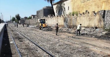 محافظ أسوان يوجه بإنهاء الدراسات لإنشاء المدفن المحكوم ورفع 1600 طن قمامة