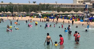 إقبال كبير على شواطئ البحر الأحمر بسبب ارتفاع الحرارة والرطوبة.. لايف وصور
