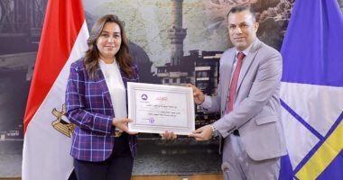 محافظ دمياط تكرم مدير مديرية الصحة وعددا من العاملين بالقطاع والأطقم الطبية