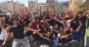 "زغاريد ومزمار وبالونات".. طلاب الثانوية العامة يحتفلون بانتهاء الامتحانات