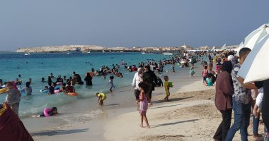 هنا شواطئ مطروح الساحرة.. لعب وسباحة وطيران بالبراشوت.. لايف وصور