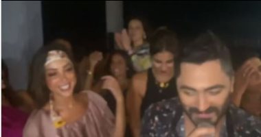 بسمة بوسيل تفاجئ تامر حسنى باحتفال بنجاح أغنية "صعبة" وفيلم "مش أنا".. فيديو