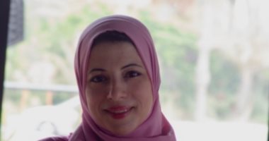 "منى" مدربة تشجع ذوى الهمم على ممارسة اللياقة البدنية وتعلم لغة الإشارة بالمجان 