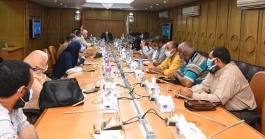 محافظ قنا يجتمع بعدد من المسئولين لمتابعة تنفيذ مشروع التنمية الحضارية المتكامل