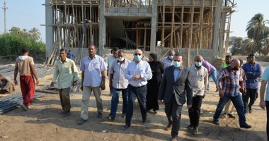 "حياة كريمة" لأهالى القرى بالريف المصرى.. إنهاء معدلات التنفيذ بالمواعيد المحددة بقرى إسنا وأرمنت.. لجنة تعاين أراضى مخصصة لإقامة عمارات بقرى سوهاج.. ومد شبكات مياه داخل عزبتين بببنى سويف.. صور