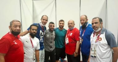 رئيس الأولمبية يحفز محمد متولى وكيشو قبل مواجهة نصف نهائى المصارعة.. صور