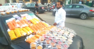 جدعنة المصريين.. شاب يحول سيارته إلى معرض حلويات للإنفاق على أسرته "فيديو"