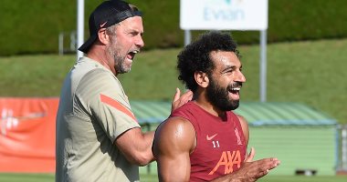 محمد صلاح رفقة يوجن كلوب يشجعان لاعبى الليفر 