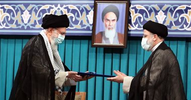 خامنئى يصدق على تنصيب "رئيسى" رئيساً جديداً لإيران.. المحافظ يبدأ ولايته بتعهدات بتحسين الاقتصاد ورفع العقوبات ويقر بمشكلة المياه.. ويؤكد: سنغير الوضع..والمرشد يطالبه بمكافحة الفساد وتشكيل حكومة عاجلة