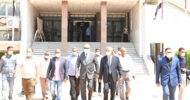 محافظ قنا يصطحب مواطنة بسيارته إلى المستشفى الجامعى للوقوف على مشكلتها