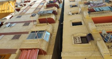 عقار مائل بالإسكندرية يهدد بكارثة.. السكان يستغيثون: حياتنا فى خطر..لايف وصور