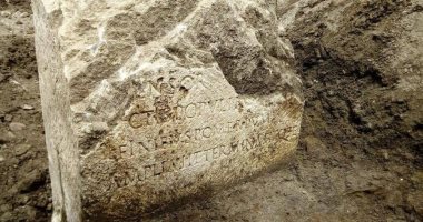 يبلغ ارتفاعه مترين .. اكتشاف حجر مقدس فى روما يعود تاريخه إلى 2000 عام