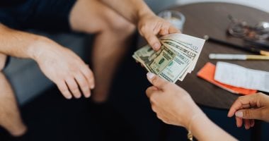 يضر بالاقتصاد الوطنى.. ضبط أشهر تاجر عملة بالسوق السوداء فى البحيرة