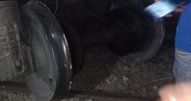 خروج عربة قطار عن القضبان فى طما بسوهاج دون وقوع إصابات.. صور