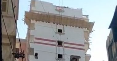 إزالة الدور الـ18 من العقار المائل بالإسكندرية عقب الإخلاء من السكان.. فيديو