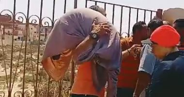 أهالى بمطروح يتصدون لمحاولة سيدة وشاب دفن كلب نافق بمقابر الأهالى.. فيديو