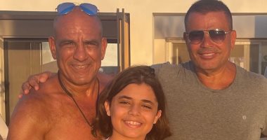 محمد لطفى فى صورة مع الهضبة: عمرو دياب قال لابنى هيما أنت صوتك حلو