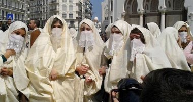 بعد مبادرة "لا تسكنى وحدك بل مع والدتى".. "تسقيف المهور" مبادرة جزائرية لحل أزمة الزواج ومطالب بتعميمها.. شباب الجزائر يواجه تكاليف الزواج بمبادرات شعبية وحملات على مواقع التواصل.. ويبحثون بدائل لـ"منازل الحوش"