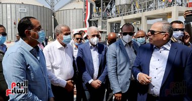 رئيس الوزراء يزور الإسماعيلية ويتفقد صوامع القمح بمركز أبو صوير.. مصطفى مدبولى: المشروع يستهدف الحفاظ على محصول "القمح" الاستراتيجى من الفاقد عبر تخزينه على النحو الأمثل.. ويؤكد: الدولة تدعم الصناعات الحرفية 