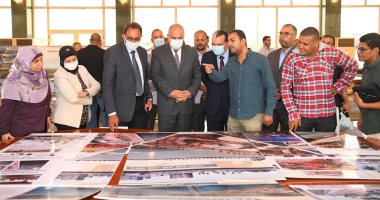 محافظ قنا يتفقد معرض تصميمات هندسية مقترحة لتطوير الكورنيش