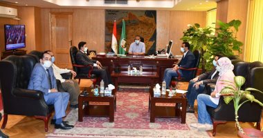 محافظ الفيوم يلتقى نقيب الأطباء البيطريين.. اعرف التفاصيل