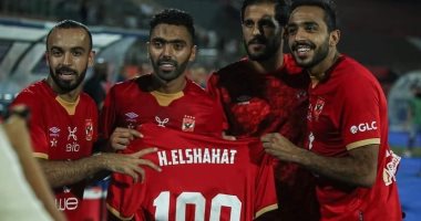 حسين الشحات محتفلا بـ100 مباراة مع المارد الأحمر: بطولات وإنجازات الأهلى تاريخ