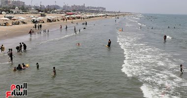 تزاحم المصيفين على شواطئ بورسعيد هرباَ من ارتفاع درجات الحرارة.. لايف وصور