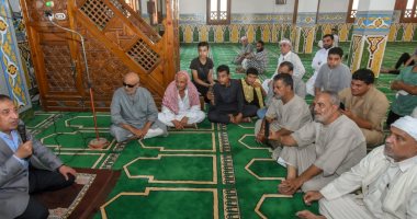 محافظ الإسكندرية يلتقى أهالى "حياة كريمة "بقرية بهيج فى المسجد ..والأهالى : تحيا مصر