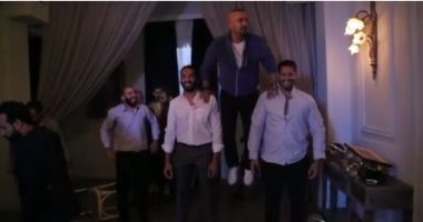 أحمد السقا يلعب ضغط على أكتاف زملائه في كواليس "العنكبوت".. فيديو 