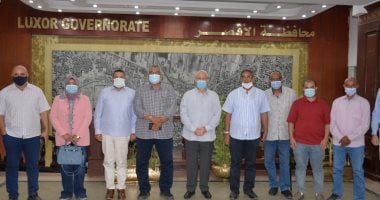 محافظ الأقصر يستعرض مشروعات حياة كريمة بقرى إسنا وأرمنت 