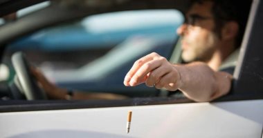 شرطة كتالونيا تبحث عن سائح فرنسى لإلقائه "عقب سيجارة" من سيارته.. تفاصيل