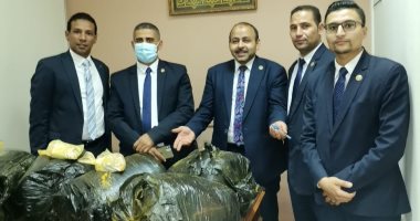 ضبط راكب بمطار القاهرة حاول تهريب 55 كيلو من مخدر القات.. صور