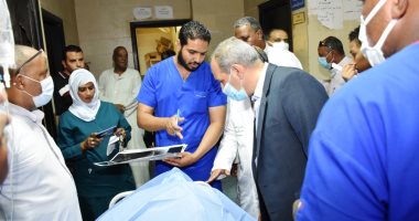 سكرتير عام محافظة أسوان يطمئن على المصابين فى حادث الكورنيش.. صور