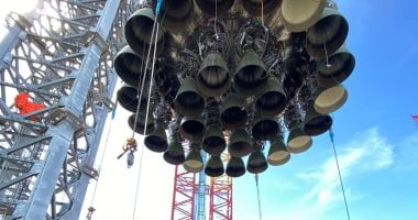 إيلون ماسك يشارك صورًا لرحلة صاروخ Super Heavy إلى منصة الإطلاق.. صور