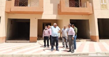 محافظ الوادى الجديد يتفقد مشروع الإسكان الاجتماعى "درة الوادى" بالخارجة