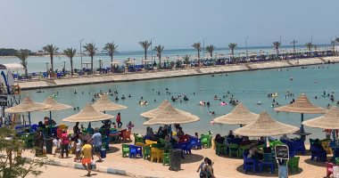 إقبال كبير على شواطئ الغردقة هربا من ارتفاع درجة الحرارة.. فيديو وصور