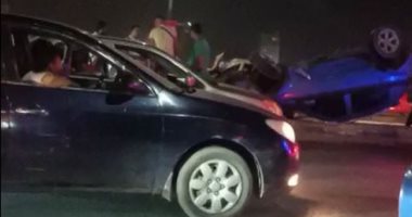 انقلاب سيارة ملاكى أعلى كوبرى أكتوبر بمنطقة التحرير.. صور
