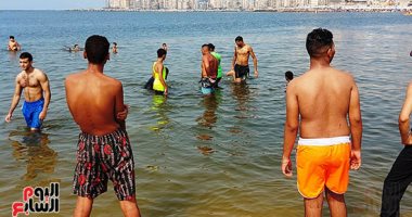 شواطئ الإسكندرية ترفع شعار "كامل العدد" بعد ارتفاع درجات الحرارة.. فيديو وصور