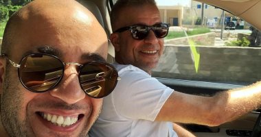 سيلفى بنظارات الشمس يجمع شريف منير ونجله فؤاد فى الساحل الشمالى