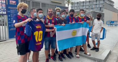 جماهير برشلونة تهاجم جريزمان فور وصوله مقر التدريبات.. وتطالب ميسى بالبقاء