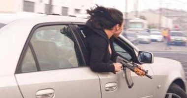 سيدة تحمل كلاشنكوف فى سيارة تثير الرعب بكاليفورنيا.. اعرف حكايتها "فيديو وصور"