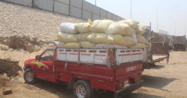 ضبط 6 سيارات نقل لإلقائها القمامة والمخلفات بالطرق والمحاور في الجيزة.. صور