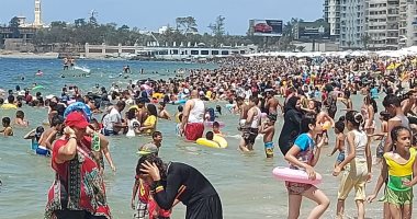 إقبال كبير على شواطئ الإسكندرية ونسبة الإشغال 100%.. لايف
