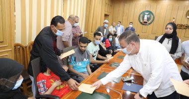 محافظ المنوفية يسلم مساعدات لعدد من الحالات الإنسانية: "بابي مفتوح للجميع"
