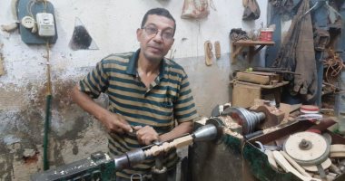 "30 عاما من الإبداع".. "مجدى" أشهر صنايعى أرابيسك فى رشيد: عشقت الفن الإسلامى من مشاهدتى للمنازل التراثية.. ويؤكد: المهنة لها أصول لاعتمادها على التفوق الجمالى .. ومش كل واحد واقف على مخرطة بيكون فنان.. صور