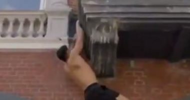 شاب دنماركي يتسلق جدران وشرفات المنازل على طريقة سبايدر مان.. فيديو