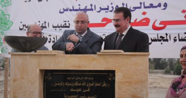 نقيب المهندسين ومحافظ بنى سويف يضعان حجر أساس نادى النقابة بشرق النيل