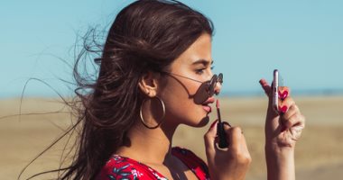 نصائح للحفاظ على نضارة بشرتك فى المصيف.. ميك أب خفيف وصن بلوك
